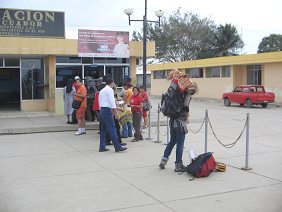 Ecuadorianische Zollstation, eine
                          "Gringa" mit Sack und Pack im
                          Rucksack