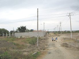 Ecuadorianische Zollstation,
                          Gasflaschentransport zweier Ecuadorianerinnen
                          zu zweit