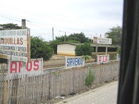 Huaquillas, Schule ("Colegio")
                          mit Wellblechdach Colegio Gomez Guerrera,
                          gegr�ndet am 8.Juli 1976