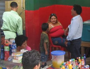 Huaquillas, Abfahrt vom Busterminal, die
                          Fettsucht in Person