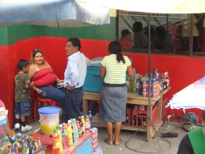 Huaquillas, Abfahrt vom Busterminal, die
                          Fettsucht in Person, Nahaufnahme