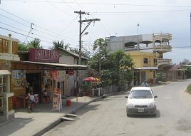Huaquillas, Strassenbild mit
                                    dem grossen Haus (Villa) im
                                    Hintergrund