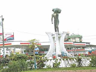 Un
                          obrero de banano fue representado en Machala
                          con un monumento [1,6]