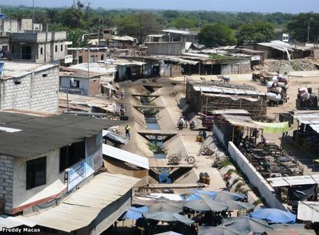 Huaquillas, Kanal mit
                                    Holzh�uschen im Hintergrund