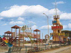 Der Spielplatz "Parque
                              Castillo" mit seinem Turm,
                              Gesamtansicht