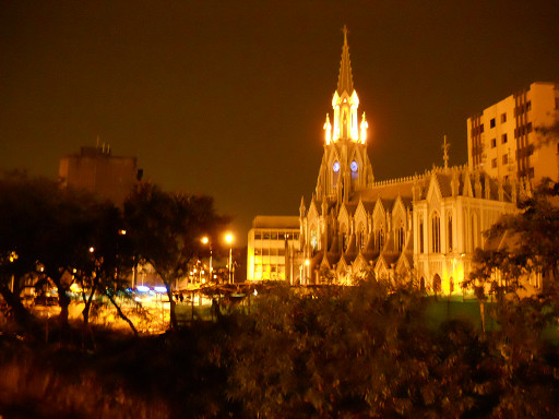 Die Kirche von Cali bei Nacht