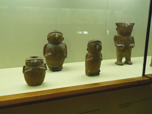 Keramik mit Statuetten von
                          Ausserirdischen mit grossen Kpfen und dnnen,
                          Augen so gross wie der Mund, und mit dnnen
                          rmchen
