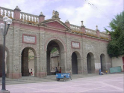 Fussg�ngerallee mit dem
                            Unabh�ngigkeitsdenkmal am Ende, Ayacucho