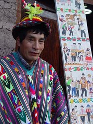 Sarhua: Indio mit Bildertafeln