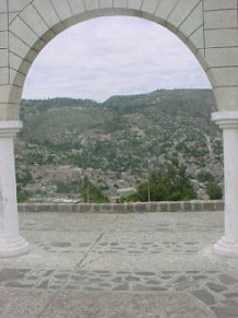 Hausberg Acuchimay, Aussicht
                            aus einem Torbogen heraus