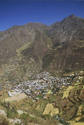 El pueblo Sarhua en el departamento de
                        Ayacucho, foto aérea