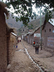 Sarhua, Strasse mit Kan�len
                          ("B�chle")