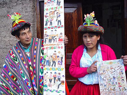 Sarhua, Indigena-Vater (Indio) mit
                          Tochter mit bemalten Tafeln