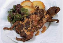 Ayacuchanisches Gericht: Gebratenes
                          Meerschweinchen (cuy chactado)