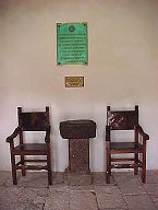 Quinua, Haus der Kapitulation: St�hle mit
                          Steinaltar