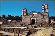 Vilcashuam�n:
                          Mauern eines Inkatempels und eine Kirche
                          draufgesetzt 02