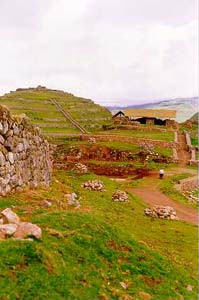 Chanca-Ind�genas: Ruine mit Mauerstruktur,
                        die Pyramide im Hintergrund