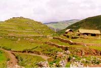 Ind�genas Chankas: Pir�mide Muyu Muyu con
                        ruinas a Sondor