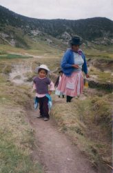 Madre de ind�gena con hija de apr. 4 a�os