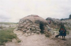 Abuela antes de la casita de cocina