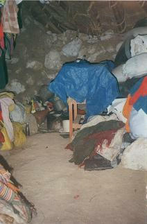 Casa
                      de sal�n 01, cosas de menaje y una silla