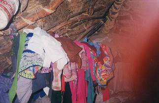 Casa de saln 05: Una barra al techo sirve
                      como armario de ropa, falta de dedo