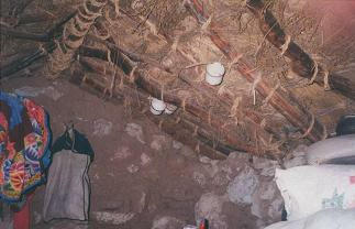 Casa de
                      sal�n 06: Copas penden del techo