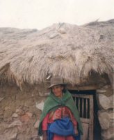 Casa de sal�n 07: Construcci�n del techo con
                      abuela antes de la casa