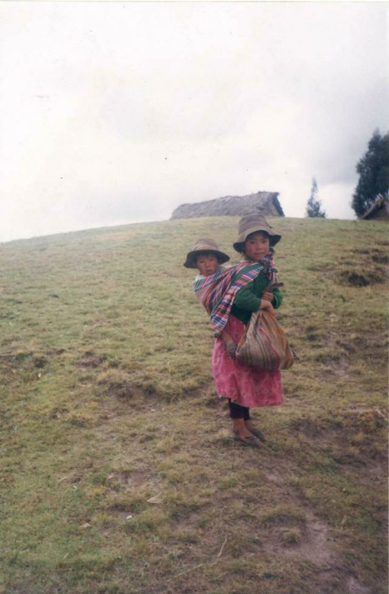 M�dchen mit Baby auf dem R�cken