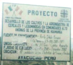 Una placa grande anuncia un programa de
                      desarrollo de la agricultura