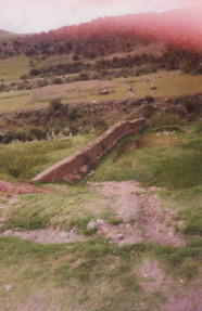 En la V�a de los Libertadores, muro en barro