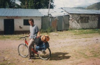 En la V�a de los Libertadores, un ciclista
                      franc�s, casitas de chapa al fondo