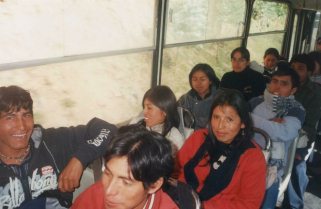 En la V�a de los Libertadores, bus de
                      estudiantes 01, peruanas