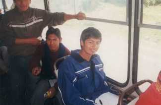 En la V�a de los Libertadores, bus de
                      estudiantes 02, peruanos