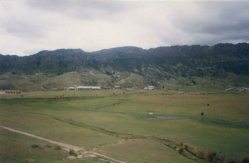 Milpo (Millpo): Dorfzentrum mit Weiden