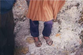 Der Indigena-Grossvater mit F�ssen ohne
                      Socken