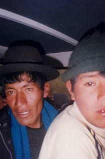 Indigenas im Combi, Nahaufnahme