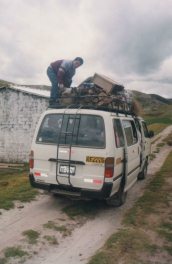 Combi mit lebendigem Schwein auf dem Dach