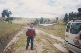 Der
                      Indigena, und ein Weiler im Hintergrund