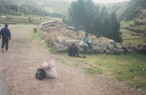 An der Via Libertadores, Indigenas warten auf
                      einen Bus