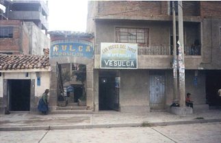 Plaza
                        Santa Ana, Eingang zum Kunsthandwerker Sulca