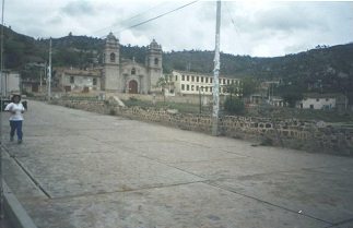 Erst jetzt sieht man die Kirche richtig,
                        die Kirche "Santa Ana"