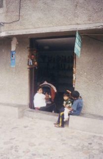 Plaza Santa Ana, hija del artesano Sulca
                          en la entrada privada