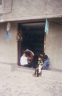 Plaza Santa Ana, daughter of artisan Sulca
                        in an entrance