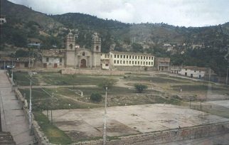 La iglesia "Santa Ana" con la plaza, vista
              del techo de la casa de la familia Gallardo