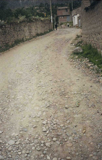 Jir�n Astete, carretera catastr�fica,
                        carros manejan en slalom alrededor de los
                        huecos