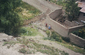 Casita al r�o seco con ind�genas