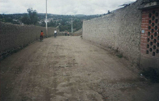 Jiron Astete, Mauern und Velofahrer /
                        Fahrradfahrer