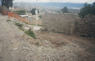 Katastrophaler Strassenzustand beim Abgang
                        zur Pasaje Alameda Bolognesi