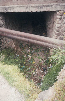 Basura en el lecho del r�o bajo del puente
